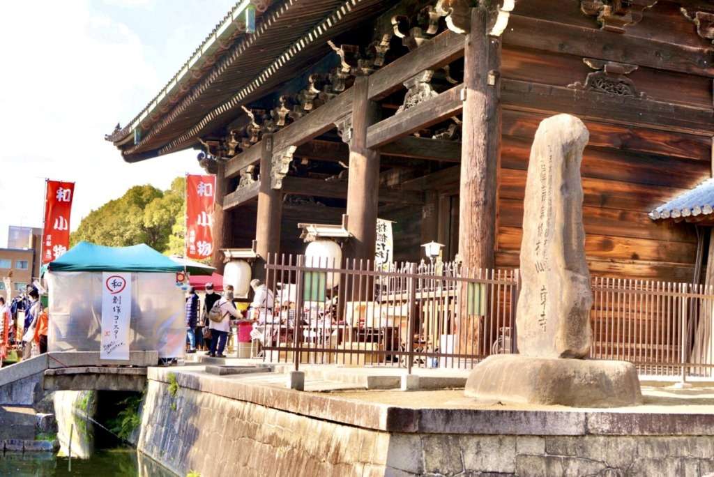 東寺・弘法市の南大門付近の様子