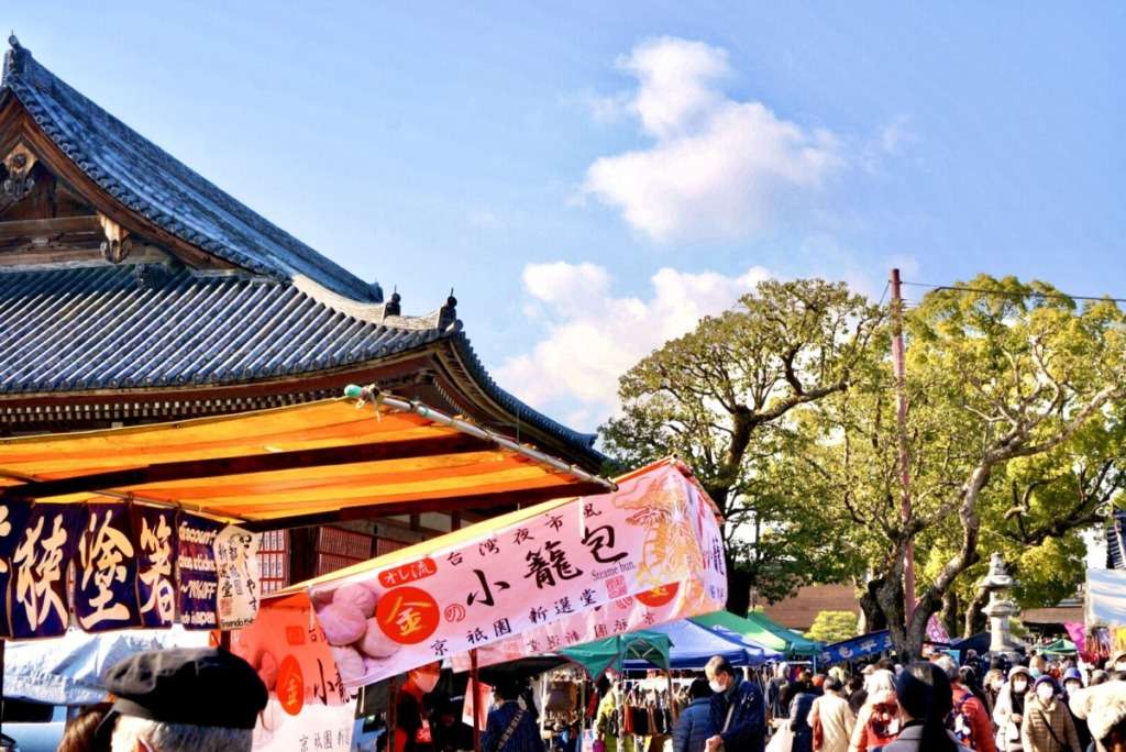 弘法市でにぎわう東寺