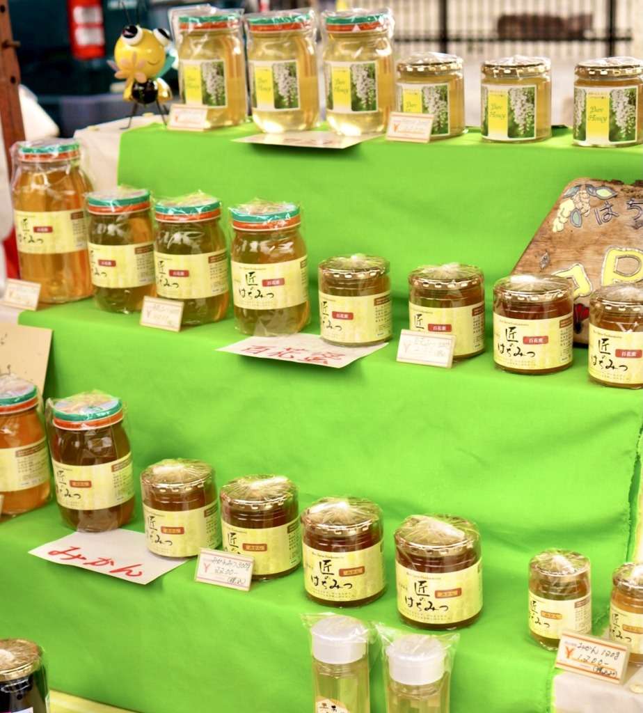 京都・東寺の弘法市「ハチミツ」を売る店
