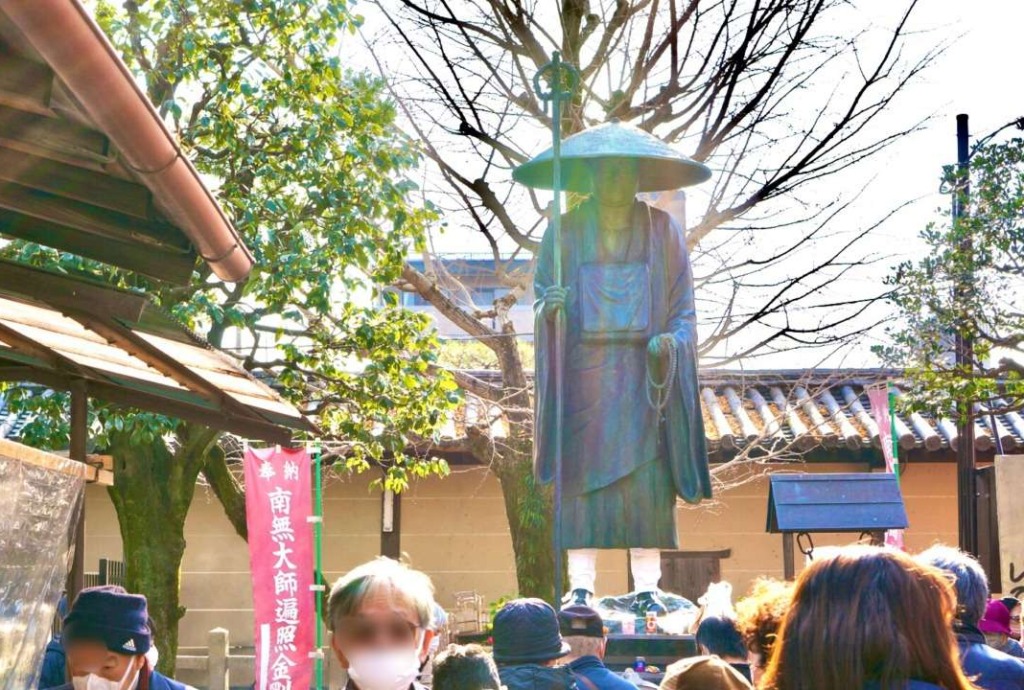 東寺の境内にある修行大師像