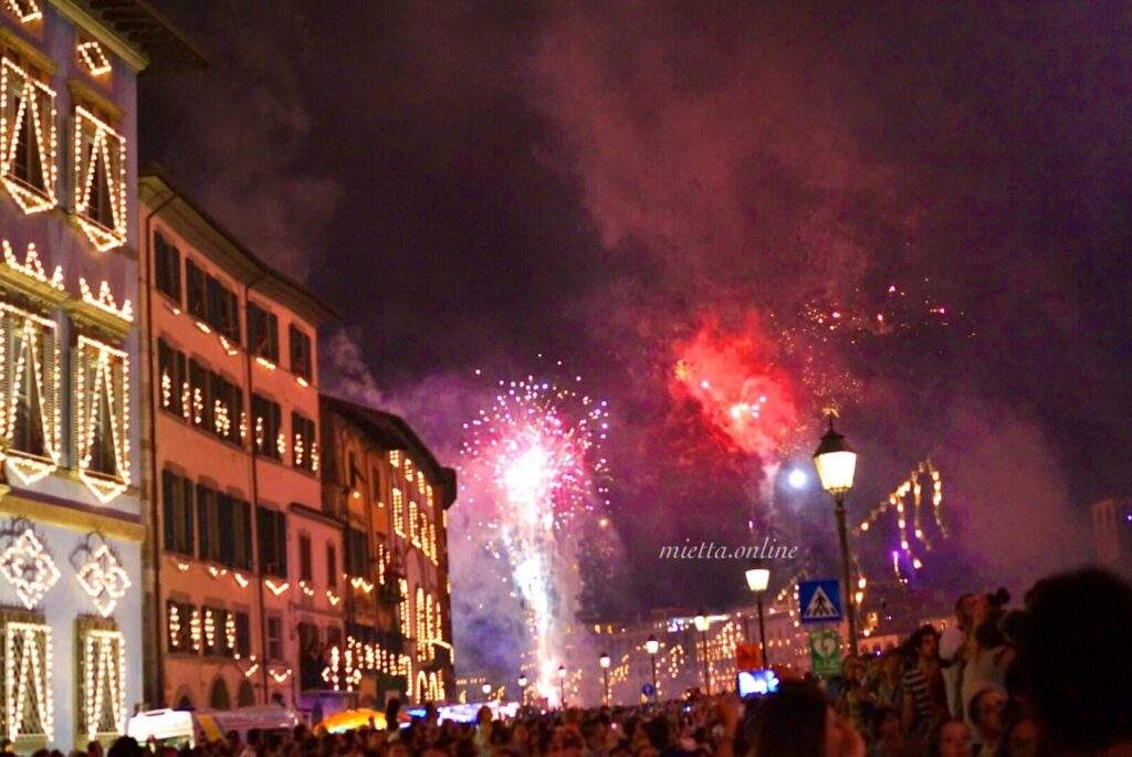 イタリアの町ピサの祭り