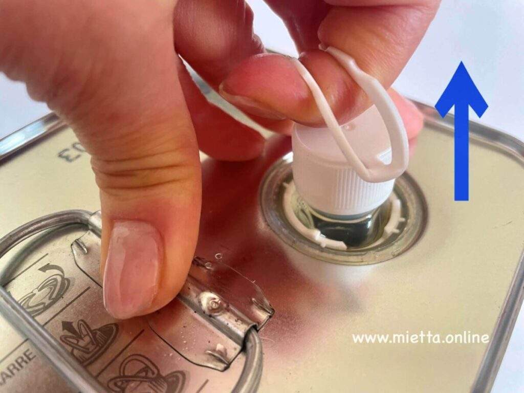 オリーブオイル缶の開栓方法